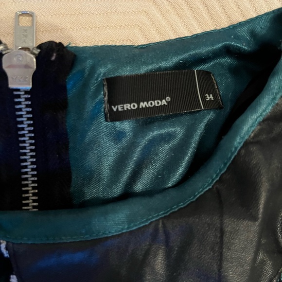 Vero Moda, Coordinated green pencil skirt and lace top set. Small - Picture 6 of 6